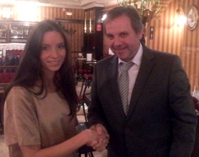 Antonio Miguel Carmona y Teresa Floristán en el Café de Oriente.