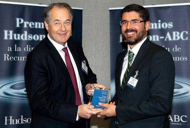 Gonzalo de la Rosa, director de RR.HH. de Cetelem España Grupo BNP Paribas (derecha), recibe el premio de manos de Alexis de Bretteville, CEO de Hudson Europa).