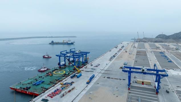 Esta foto aérea del 21 de junio de 2024 muestra una vista parcial del puerto de Chancay, en Perú. (Xinhua/Li Muzi)