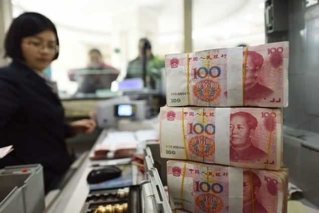 Imagen de archivo de una empleada de un banco revisando billetes de Renminbi de China, en un banco en Lianyungang, en la provincia de Jiangsu, en el este de China, el 7 de enero de 2016. (Xinhua/Si Wei)