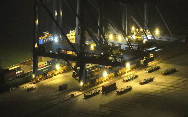 Vista aérea tomada con un dron el 4 de marzo de 2025 de una escena durante la operación nocturna de una terminal automatizada de contenedores en el Puerto de Qinzhou, en Qinzhou, en la región autónoma de la etnia zhuang de Guangxi, en el sur de China. (Xinhua/Zhang Ailin)