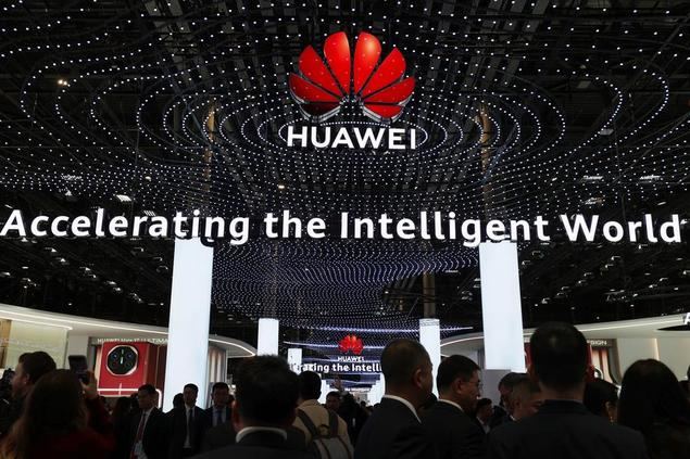 Imagen del 3 de marzo de 2025 de personas visitando el estand de Huawei en el Congreso Mundial de Móviles (WMC, por sus siglas en inglés), en Barcelona, España. (Xinhua/Zhao Dingzhe)