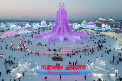 Una vista aérea muestra a los turistas visitantes del Mundo del Hielo y la Nieve de Harbin, en la provincia nororiental china de Heilongjiang, el 23 de enero de 2025. (Xinhua/Zhang Tao)