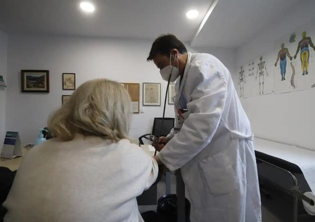 Las prestaciones de atención médica continuarán encareciéndose en 2024