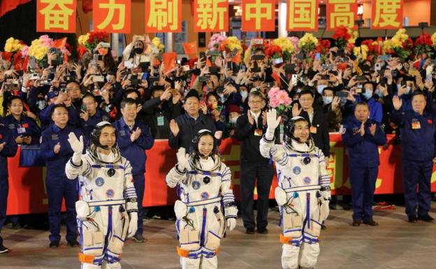 La tripulación del Shenzhou-13, compuesta por la astronauta Zhai Zhigang, Wang Yaping y Ye Guangfu.