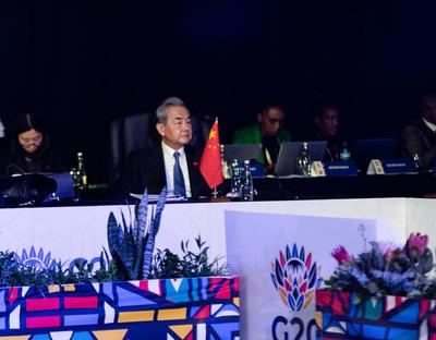 El ministro de Relaciones Exteriores chino, Wang Yi, también miembro del Buró Político del Comité Central del Partido Comunista de China, asiste a la Reunión de Ministros de Relaciones Exteriores del Grupo de los Veinte (G20), en Johannesburgo, Sudáfrica, el 20 de febrero de 2025. (Xinhua/Zhang Yudong)