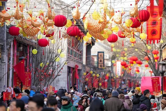 Turistas visitan la feria del templo de Changdian para celebrar la Fiesta de la Primavera en Beijing, la capital de China, el 30 de enero de 2025. (Xinhua/Ju Huanzong)