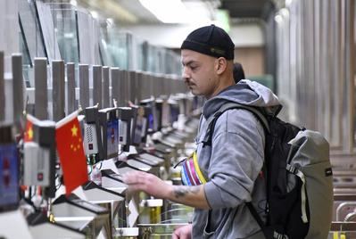 Imagen del 27 de diciembre de 2024 de un turista extranjero pasando por la aduana en el Aeropuerto Internacional Daxing de Beijing, en Beijing, capital de China. (Xinhua/Ju Huanzong)