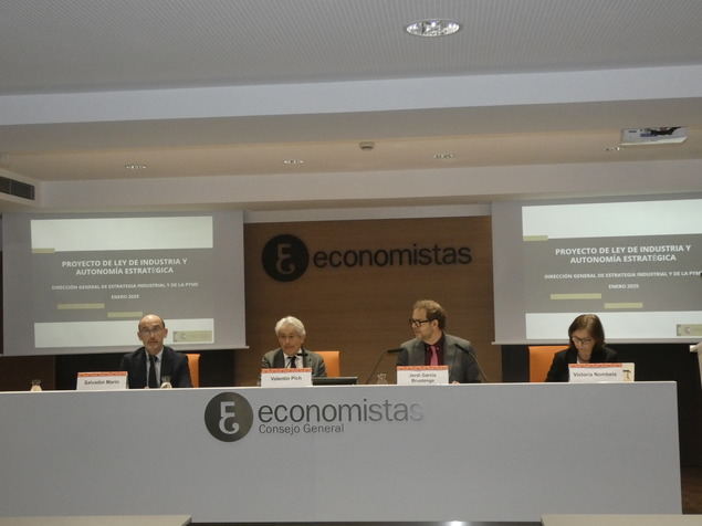 España mantiene su crecimiento económico, pero con ciertas señales de reducción para 2025 y de riesgos en inversión y endeudamiento público