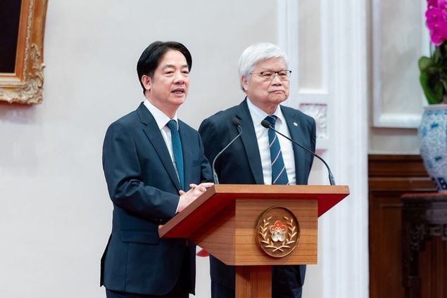 El presidente Lai Ching-te (izquierda) habla en una conferencia de prensa el 6 de marzo en la ciudad de Taipéi con el presidente de la TSMC, C. C. Wei, sobre la inversión expandida de dicha empresa en Estados Unidos. (Foto cortesía de la Oficina Presidencial)