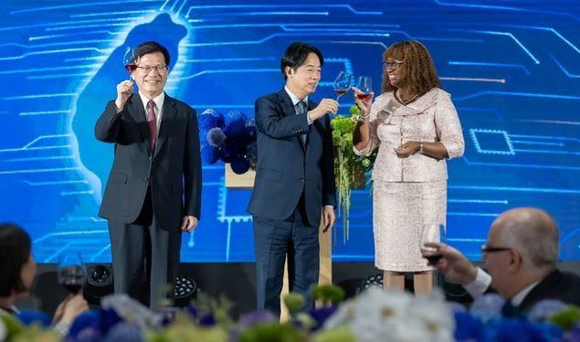 El presidente Lai Ching-te (centro) brinda con Andrea Clare Bowman (derecha), embajadora de San Vicente y las Granadinas, en un evento organizado por el Ministerio de Relaciones Exteriores el 13 de marzo en Taipéi. (Foto cortesía de la Oficina Presidencial)