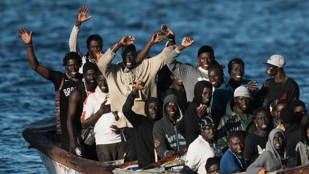 De emigración española ocn 'matela de madera' a patera africana en nuestras costas