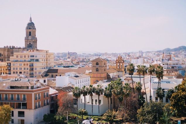 Viajar por Málaga en un coche de alquiler puede resultar rentable